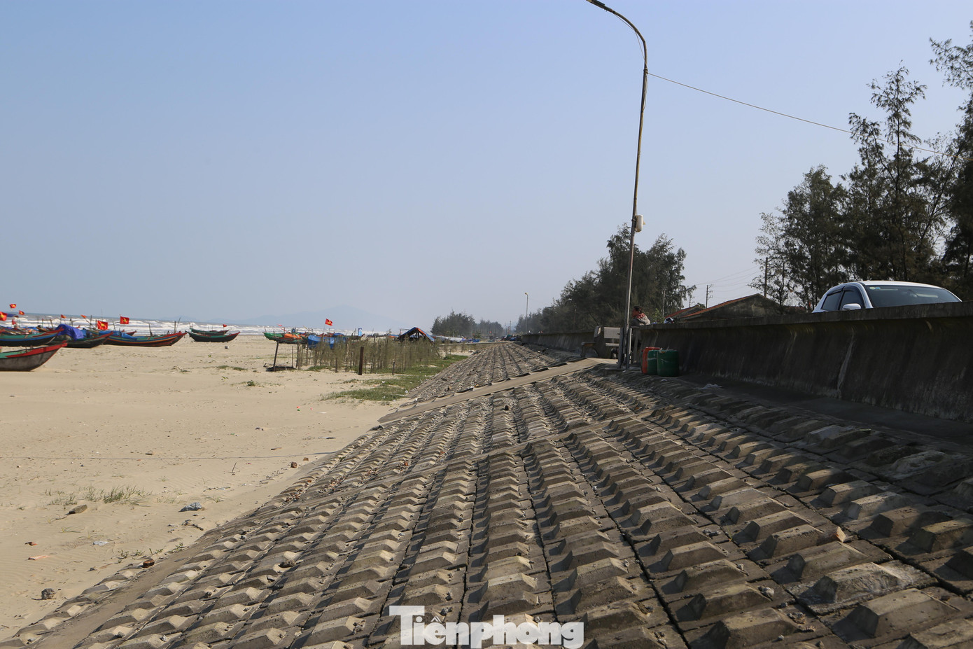 “Tổng toàn tuyến đê có tổng mức đầu tư khoảng 300 tỷ đồng. Chúng tôi chưa biết thời điểm nào sẽ tiếp tục triển khai vì chưa có vốn để làm. Còn giai đoạn 1 đã hoàn thành xong và đưa vào sử dụng được hơn 1 năm nay. Vì nguồn vốn chưa có, nên phải chờ”, đại diện Ban Quản lý Dự án Đầu tư Xây dựng Cơ bản huyện Nghi Xuân cho hay.