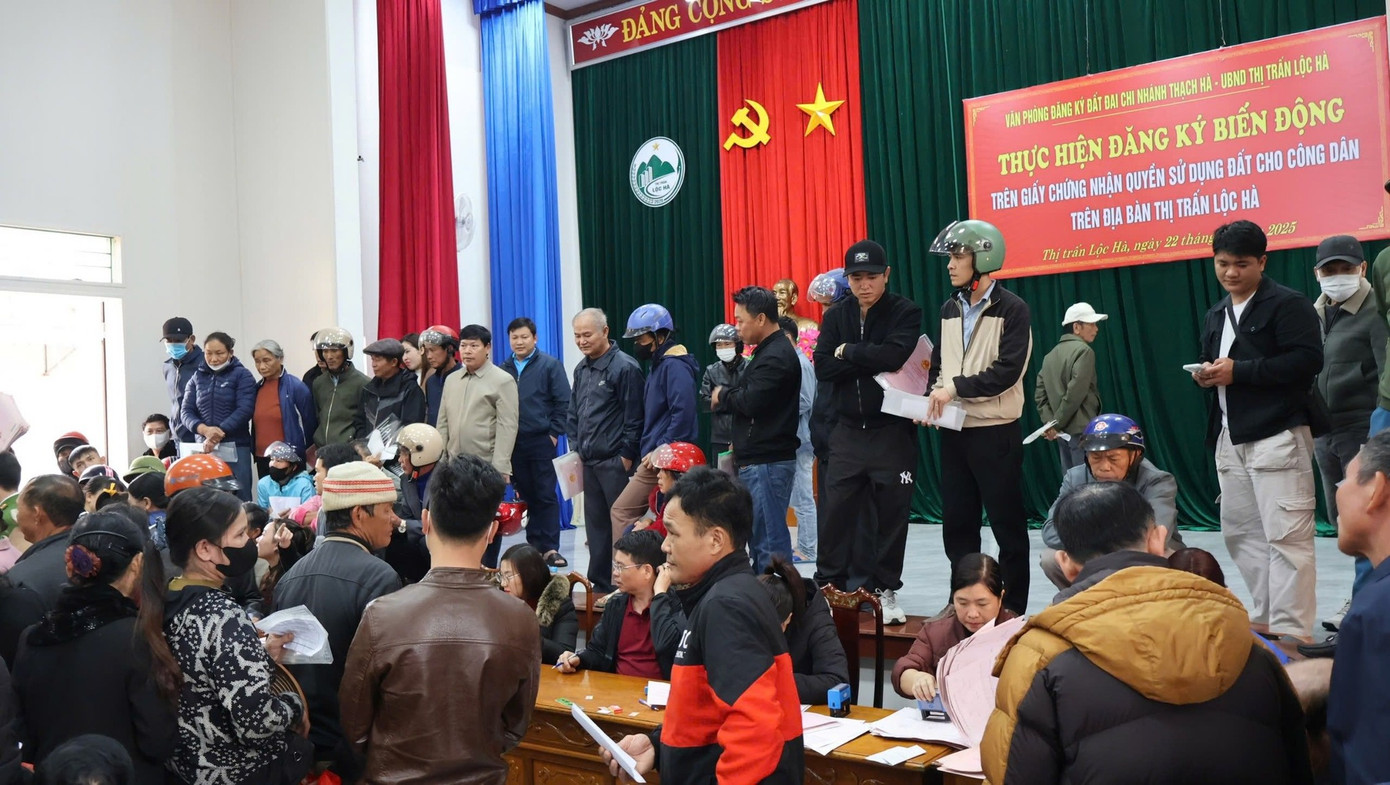 Đông đảo người dân đến đăng ký biến động quyền sử dụng đất tại địa bàn thị trấn Lộc Hà. Đông đảo người dân đến đăng ký biến động quyền sử dụng đất tại địa bàn thị trấn Lộc Hà.