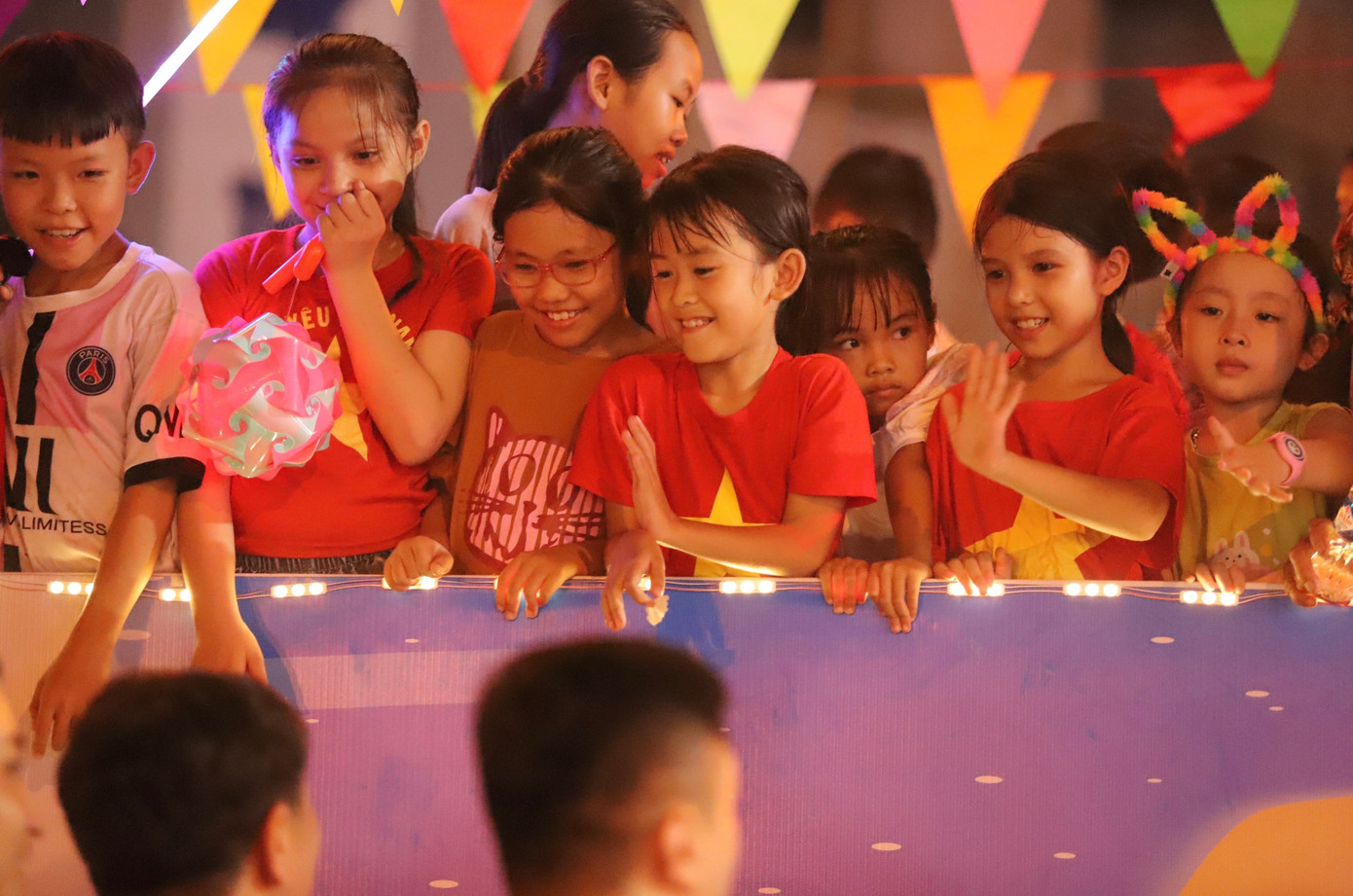 Em Nguyễn Khánh Vy (10 tuổi, trú phường Trần Phú, thành phố Hà Tĩnh) cho biết, em rất phấn khởi khi được cùng gia đình ngắm những chiếc đèn trung thu khổng lồ.