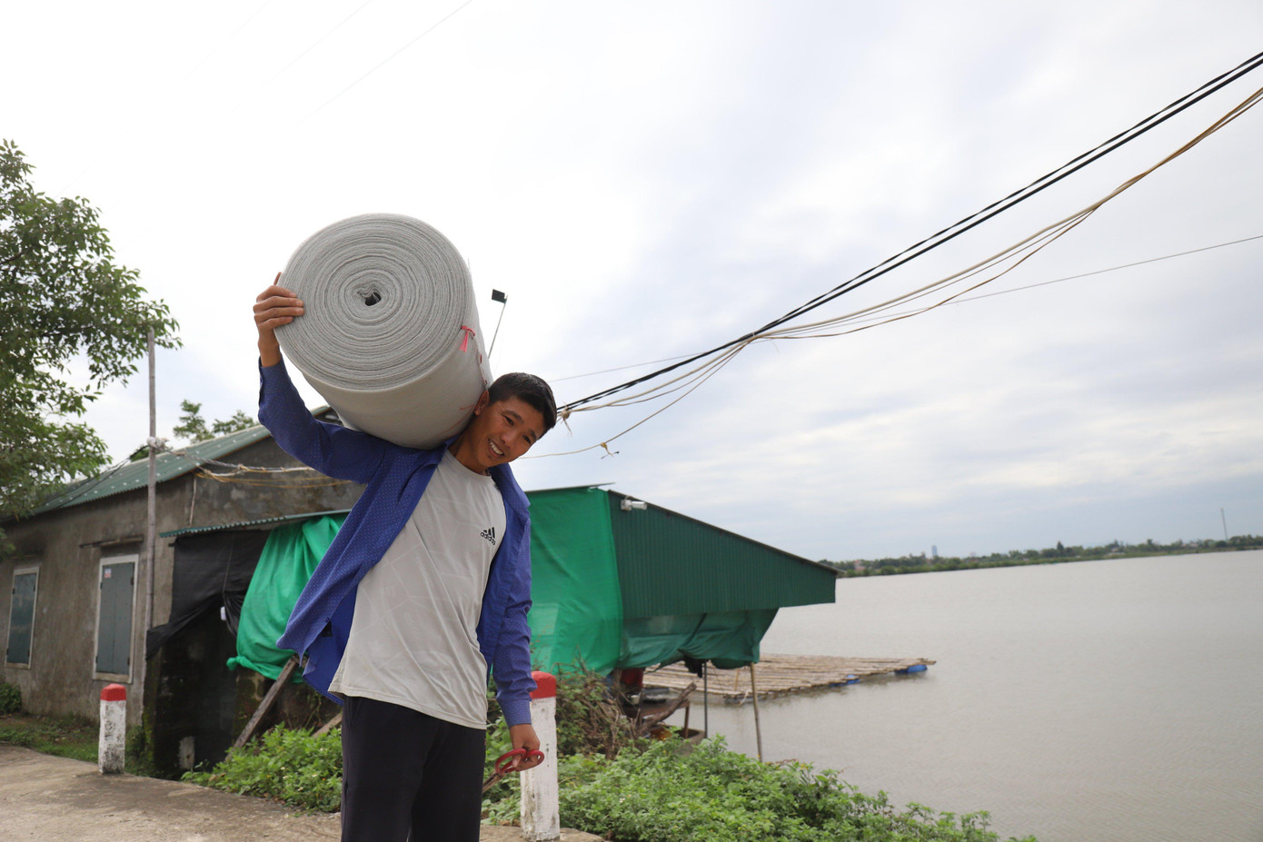 Người dân sử dụng lưới để vây quanh ao bảo vệ hồ tôm, cá.