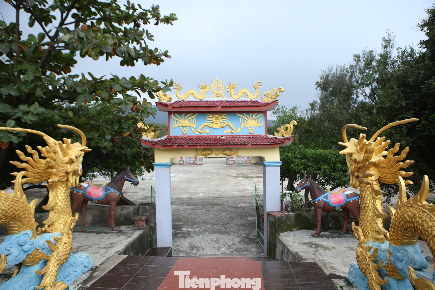 Đền còn có tên gọi khác là đền Bà Hải, đền Hải Khẩu hay đền Chế Thắng phu nhân.