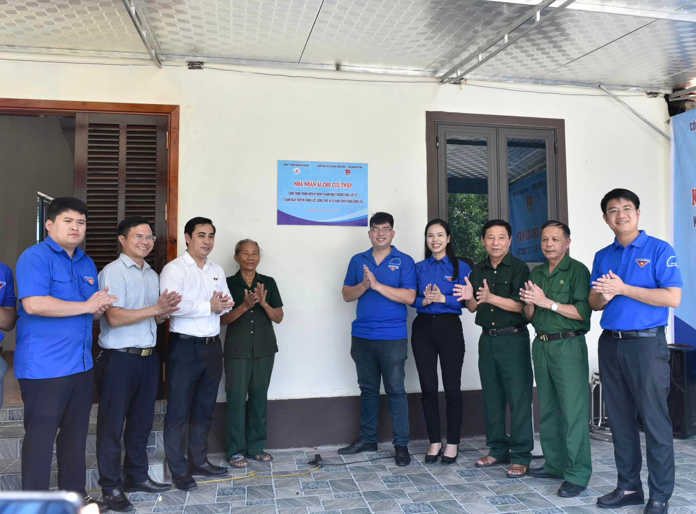 Hướng đến hoạt động tri ân, đền ơn đáp nghĩa, thời gian qua tuổi trẻ Hà Tĩnh đã triển khai 1.100 công trình phần việc tri ân, đền ơn đáp nghĩa với tổng trị giá hơn 2,2 tỷ đồng. Ảnh: Khánh thành công trình nhà nhân ái cho bà Võ Thị Vít - cựu TNXP có hoàn cảnh khó khăn tại xã Thuận Lộc, thị xã Hồng Lĩnh.