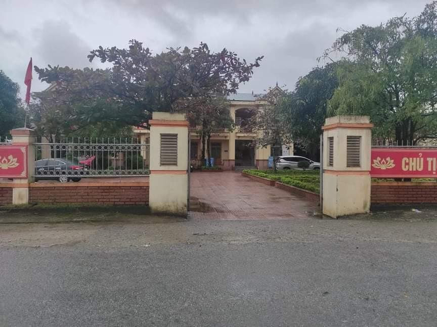 Trụ sở UBND xã Cẩm Thịnh nơi các cán bộ công tác. Trụ sở UBND xã Cẩm Thịnh nơi các cán bộ công tác.