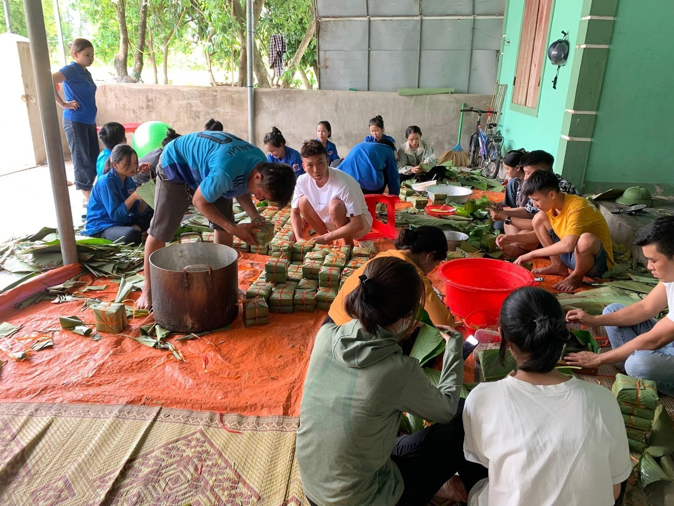 Nhóm bạn trẻ ở huyện Kỳ Anh góp sức gói bánh để tổ chức Tết Trung thu cho các em. Nhóm bạn trẻ ở huyện Kỳ Anh góp sức gói bánh để tổ chức Tết Trung thu cho các em.