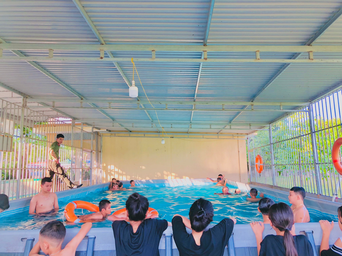 Trong khuôn viên bể bơi của Trường Tiểu học thị trấn Vũ Quang, trường THCS Đức Hương, dịp hè này là nơi để các trẻ em ở miền núi huyện Vũ Quang (Hà Tĩnh) học bơi. Trong khuôn viên bể bơi của Trường Tiểu học thị trấn Vũ Quang, trường THCS Đức Hương, dịp hè này là nơi để các trẻ em ở miền núi huyện Vũ Quang (Hà Tĩnh) học bơi.