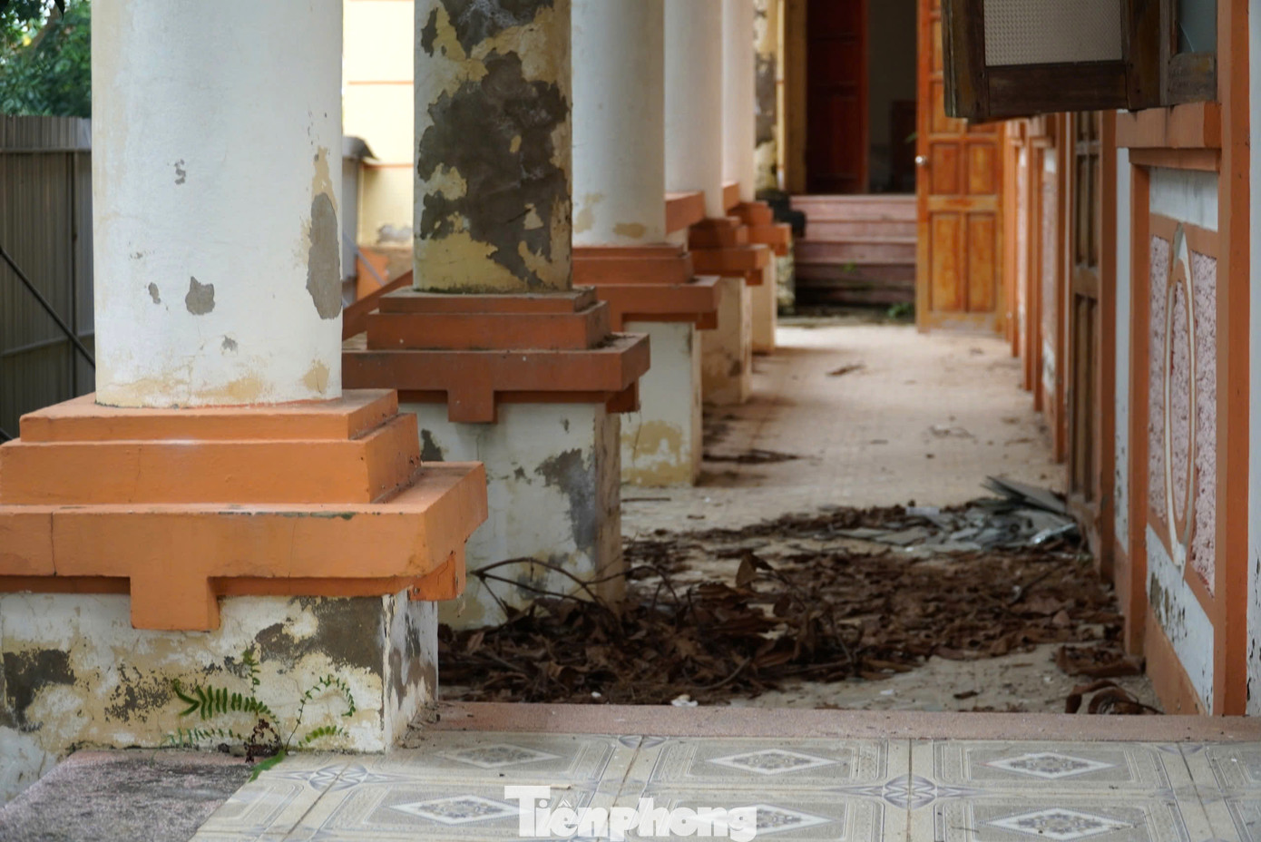 “Trụ sở, nhà văn hóa đang mới, nhưng nhiều năm bỏ hoang không dùng nên giờ xuống cấp. Dân đi qua nhìn ai cũng xót xa. Trước đây người dân vùng này tận dụng sân để đánh bóng chuyền, nhưng giờ cũng không sử dụng nữa. Tại nhiều cuộc họp dân cũng có ý kiến về việc tránh bỏ hoang lãng phí. Nhưng đến nay vẫn chưa có phương án, trong khi đó để lâu thì hạng mục càng xuống cấp", ông Nguyễn Tuấn (trú thôn Đông Vĩnh, xã Lưu Vĩnh Sơn) nói.