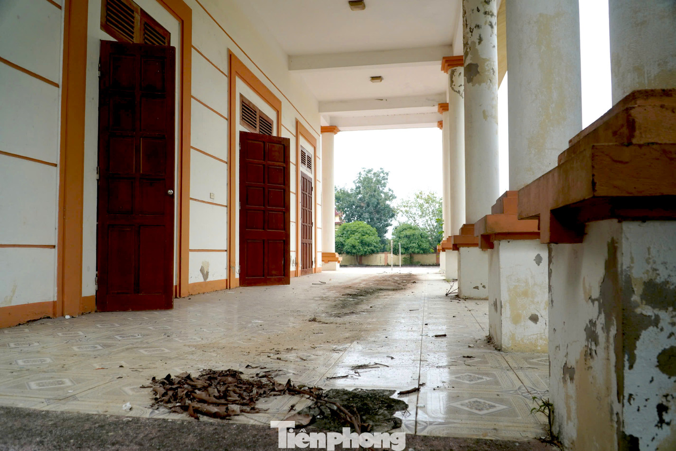 Theo lãnh đạo UBND xã Lưu Vĩnh Sơn, hiện tại sau gần 5 năm sáp nhập, hai trụ sở cũ của xã Bắc Sơn và Thạch Lưu vẫn đang bỏ hoang, chưa có phương án sử dụng. Trước đó, địa phương cũng có ý kiến đề xuất lên cấp trên để có phương án xử lý, nhưng đến nay vẫn chưa thể giải quyết được. “Đây là tình trạng chung của toàn tỉnh. Nhiều địa phương sau sáp nhập trụ sở dôi dư vẫn đang bỏ hoang chưa có phương án giải quyết”, lãnh đạo UBND xã Lưu Vĩnh Sơn cho biết.