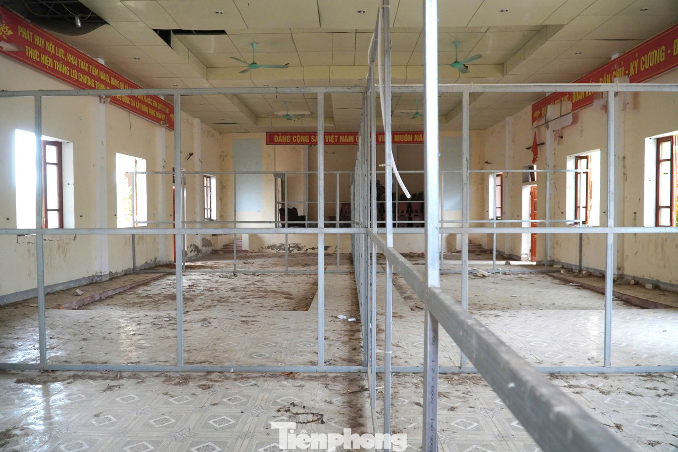 Được biết, giai đoạn 2019-2021, Hà Tĩnh là một trong những địa phương thực hiện việc sắp xếp 80 đơn vị hành chính cấp xã, giảm 46 xã. Cũng từ đó, nhiều trụ sở đến nay chưa có phương án giải quyết.