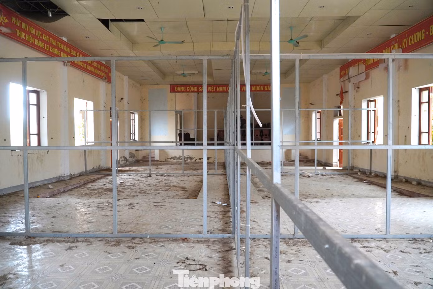 Được biết, giai đoạn 2019-2021, Hà Tĩnh là một trong những địa phương thực hiện việc sắp xếp 80 đơn vị hành chính cấp xã, giảm 46 xã. Cũng từ đó, nhiều trụ sở đến nay chưa có phương án giải quyết.