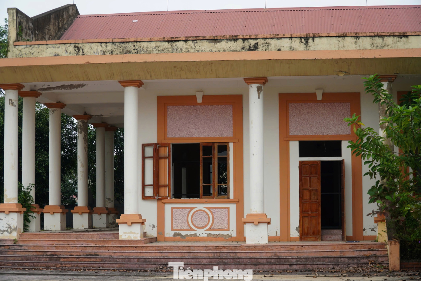 Do hơn 4 năm không sử dụng, không được bảo vệ, nhiều hạng mục đã xuống cấp. Các hệ thống cửa kính bị nứt vỡ, để lại khung cảnh nhếch nhác.