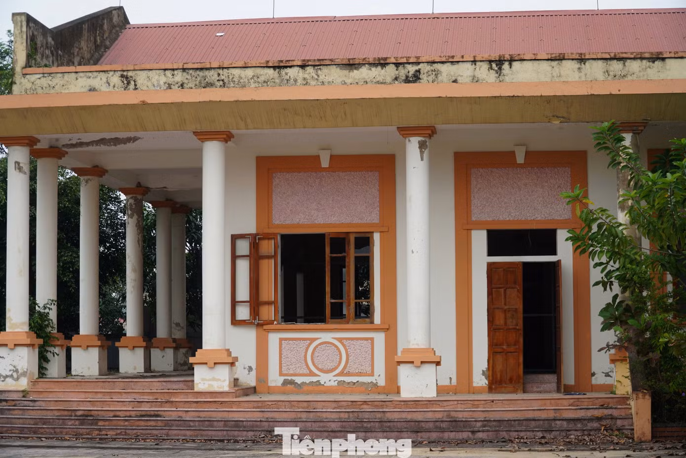 Do hơn 4 năm không sử dụng, không được bảo vệ, nhiều hạng mục đã xuống cấp. Các hệ thống cửa kính bị nứt vỡ, để lại khung cảnh nhếch nhác.