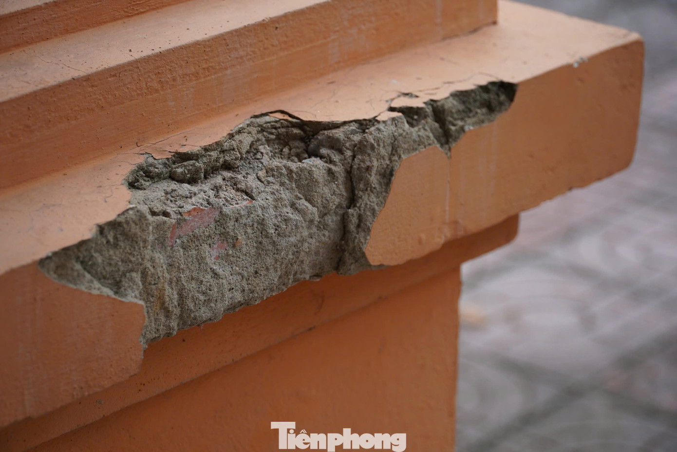 Theo lãnh đạo UBND xã Lưu Vĩnh Sơn, hiện tại sau gần 5 năm sáp nhập, hai trụ sở cũ của xã Bắc Sơn và Thạch Lưu vẫn đang bỏ hoang, chưa có phương án sử dụng. Trước đó, địa phương cũng có ý kiến đề xuất lên cấp trên để có phương án xử lý, nhưng đến nay vẫn chưa thể giải quyết được. “Đây là tình trạng chung của toàn tỉnh. Nhiều địa phương sau sáp nhập trụ sở dôi dư vẫn đang bỏ hoang chưa có phương án giải quyết”, lãnh đạo UBND xã Lưu Vĩnh Sơn cho biết.