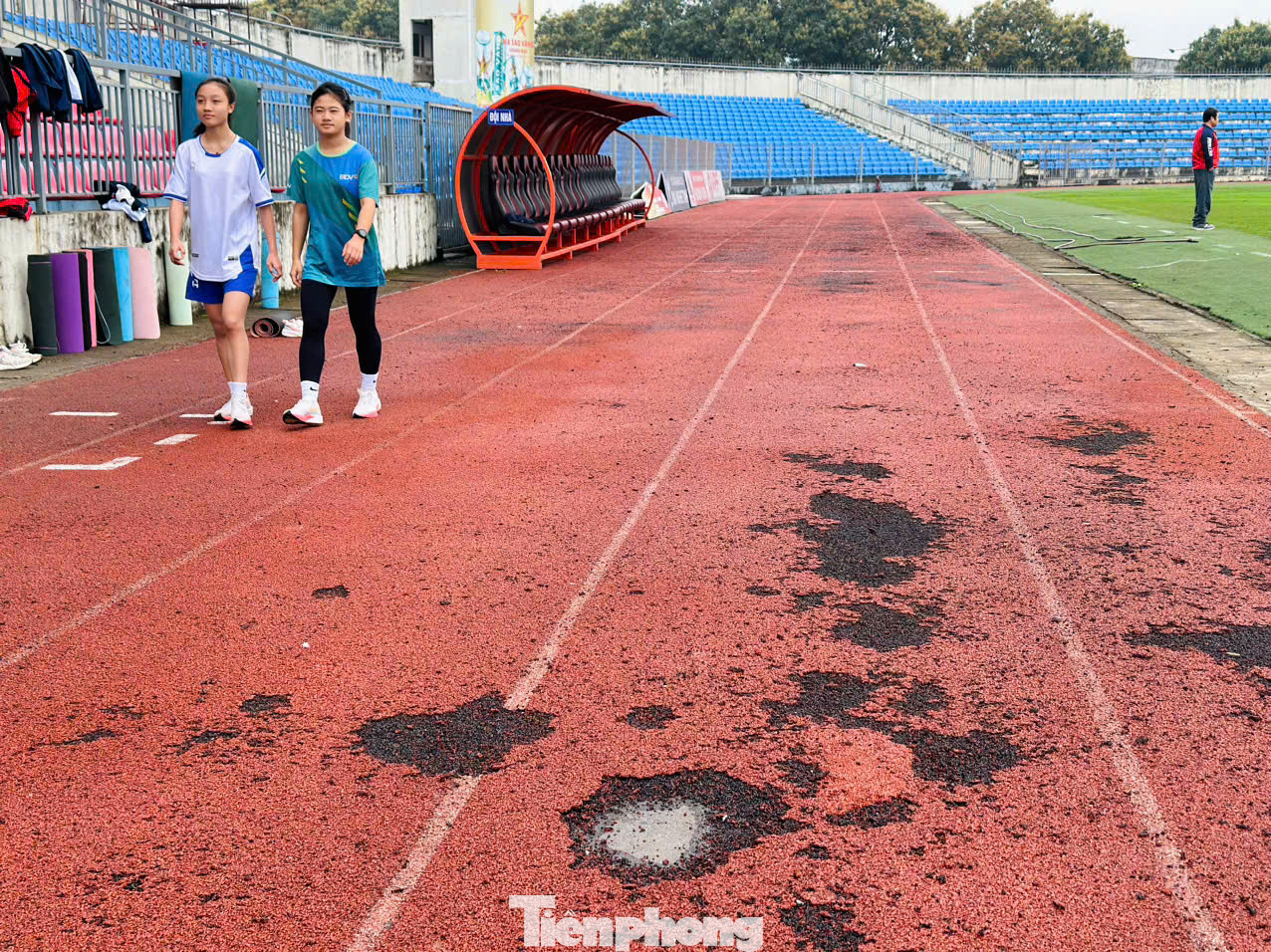 Tại đường tập chạy cho vận động viên điền kinh ở khu vực sân vận động Hà Tĩnh cũng xuống cấp. Tại đường tập chạy cho vận động viên điền kinh ở khu vực sân vận động Hà Tĩnh cũng xuống cấp.