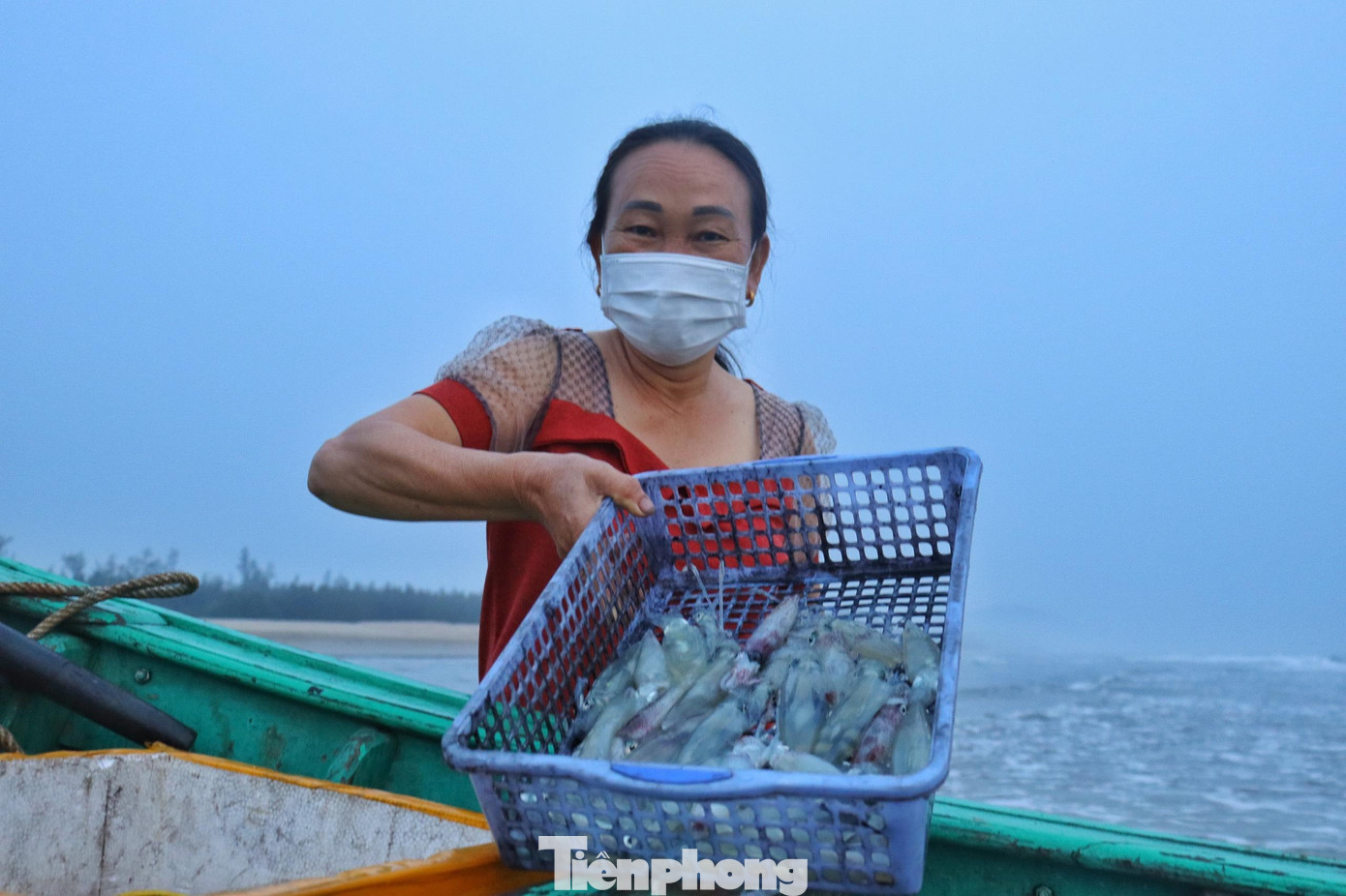 Bà Thừa chia sẻ: “Hôm nay mực còn rất tươi, con đều và to nên sẽ được giá và dễ bán".