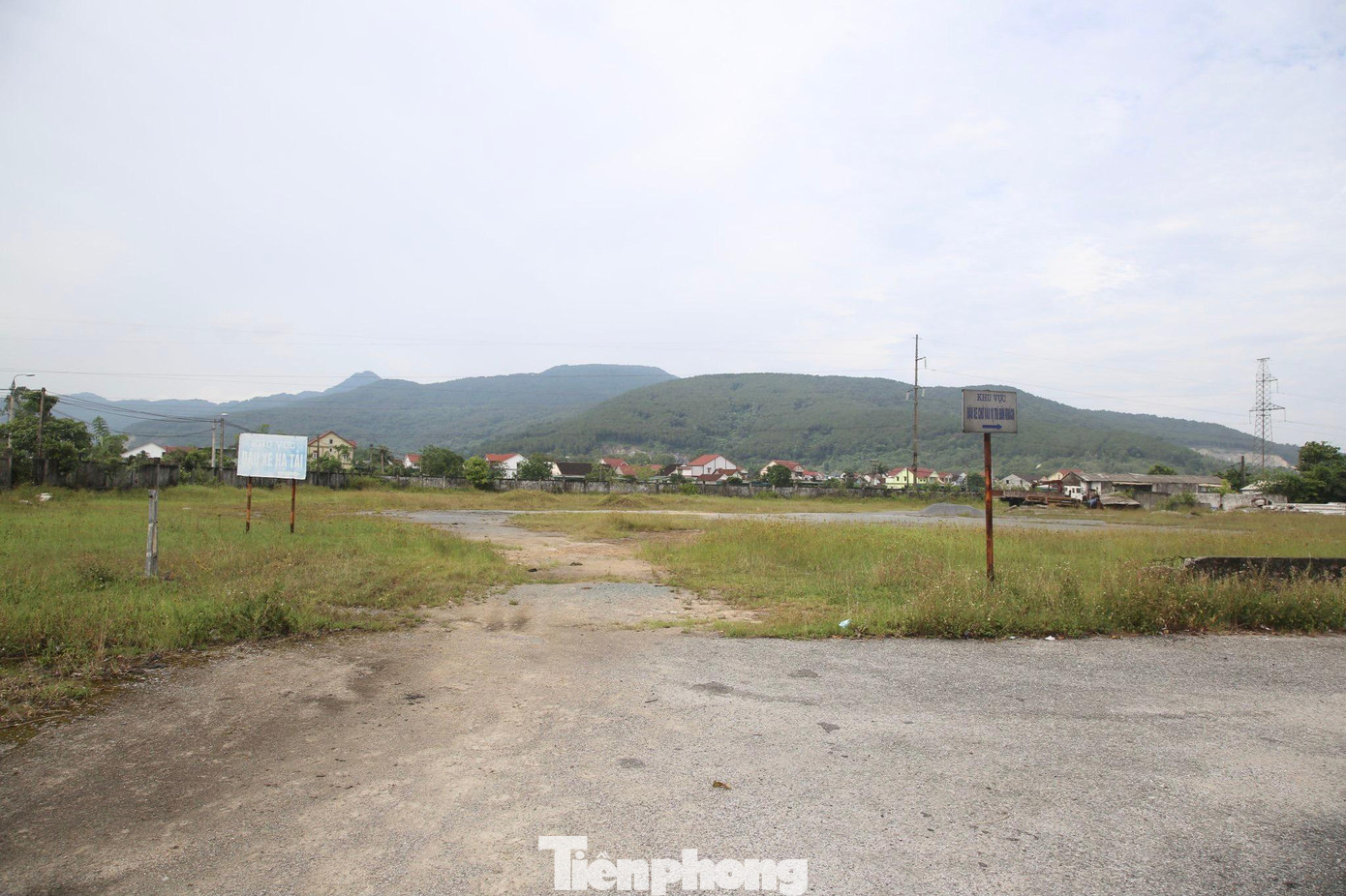 Số diện tích lớn không sử dụng vì xe không vào bến nên bỏ hoang, cỏ dại mọc tứ phía.