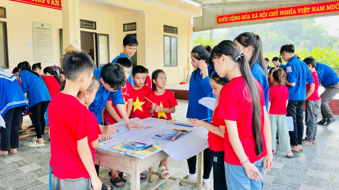 Ngày hội trở nên ý nghĩa hơn khi rất đông số lượng các đoàn viên thanh niên và thiếu nhi tham gia. Ngày hội trở nên ý nghĩa hơn khi rất đông số lượng các đoàn viên thanh niên và thiếu nhi tham gia.