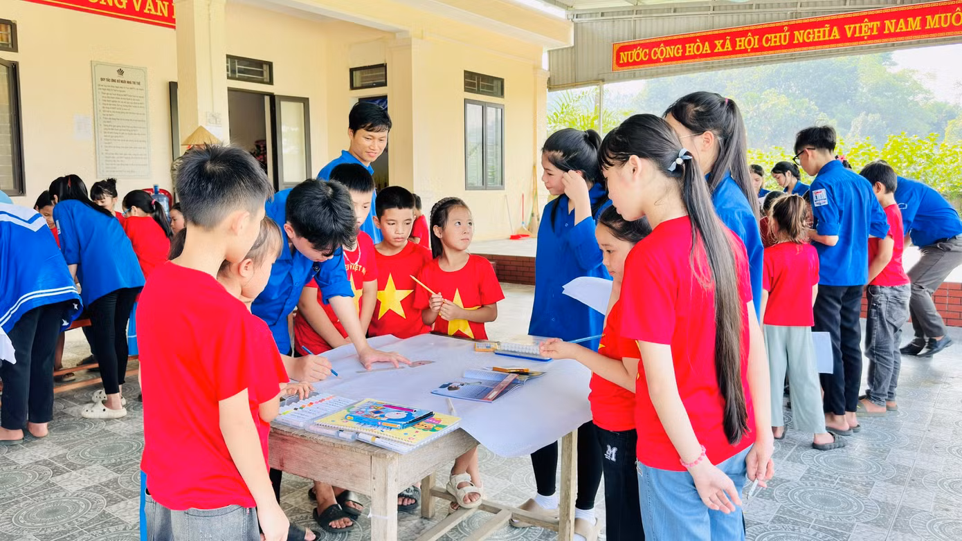 Ngày hội trở nên ý nghĩa hơn khi rất đông số lượng các đoàn viên thanh niên và thiếu nhi tham gia. Ngày hội trở nên ý nghĩa hơn khi rất đông số lượng các đoàn viên thanh niên và thiếu nhi tham gia.