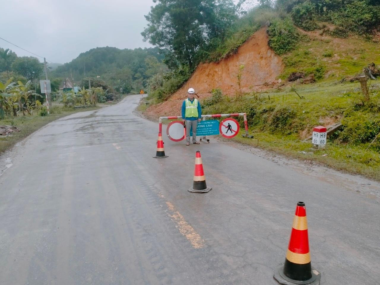 Do đoạn đường bị sạt lở nên lực lượng chốt chặn, phân luồng giao thông tại hai điểm để tránh khu vực đang xảy ra tình trạng sạt lở.