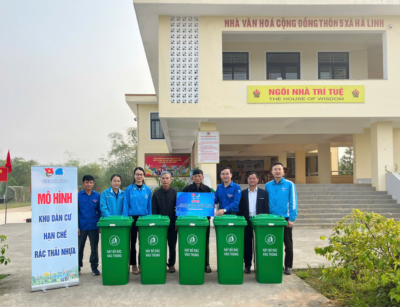 Chương trình cấp tỉnh được triển khai với nhiều hoạt động ý nghĩa: triển khai mô hình chợ dân sinh giảm thiểu rác thải nhựa; khu dân cư hạn chế rác thải nhựa; trao tặng thùng rác, làn nhựa và các nguồn lực hỗ trợ các thôn tại xã Hà Linh, huyện Hương Khê.