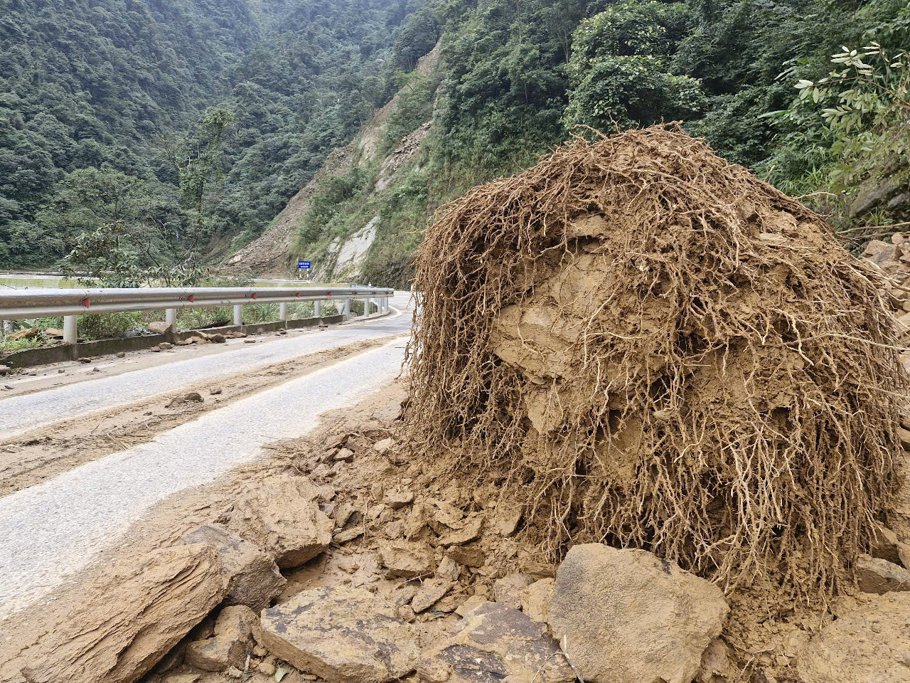 Nhiều khối lượng đất, đá đổ xuống đường. Nhiều khối lượng đất, đá đổ xuống đường.