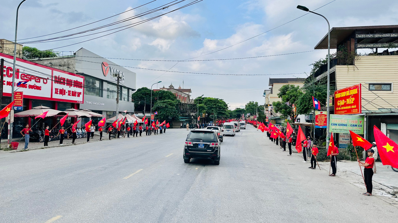 Trước đó, chiều 16/5, trong lễ tiếp nhận 11 hài cốt liệt sĩ, quân tình nguyện và chuyên gia Việt Nam hy sinh tại nước bạn Lào, dọc hai bên đường dẫn về Nghĩa trang liệt sĩ Nầm, hàng ngàn cán bộ, chiến sĩ lực lượng vũ trang, học sinh cùng người dân tề tựu để chờ đón các anh trở về đất mẹ.