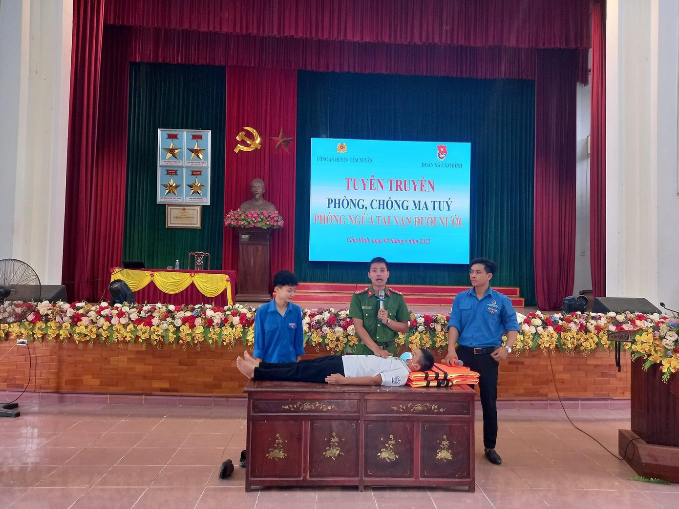 Lực lượng Đoàn xã Cẩm Bình phối hợp với Công an huyện Cẩm Xuyên tuyên truyền phòng chống ma tuý và phòng ngừa tai nạn đuối nước ở trẻ em. Lực lượng Đoàn xã Cẩm Bình phối hợp với Công an huyện Cẩm Xuyên tuyên truyền phòng chống ma tuý và phòng ngừa tai nạn đuối nước ở trẻ em.