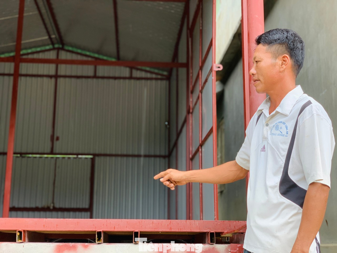 Ông Nguyễn Trung Thiện bên căn nhà phao chống lũ vừa được xây dựng.