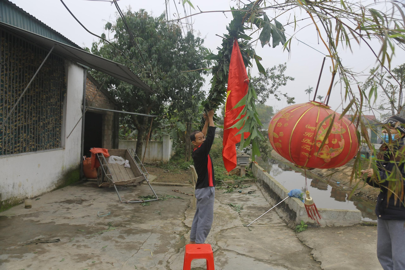 Vì người xưa quan niệm rằng từ ngày 23 tháng Chạp cho tới đêm giao thừa, do vắng mặt Táo công, ma quỷ thường nhân cơ hội lẻn về quấy nhiễu, do đó phải dựng nêu để xua hết tà ma.