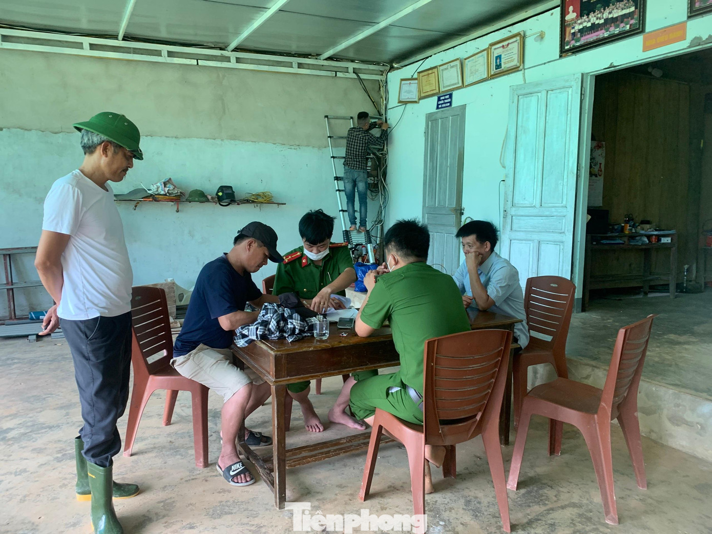 Cơ quan chức năng làm việc với chủ trang trại sau sự việc chất thải tràn ra môi trường.