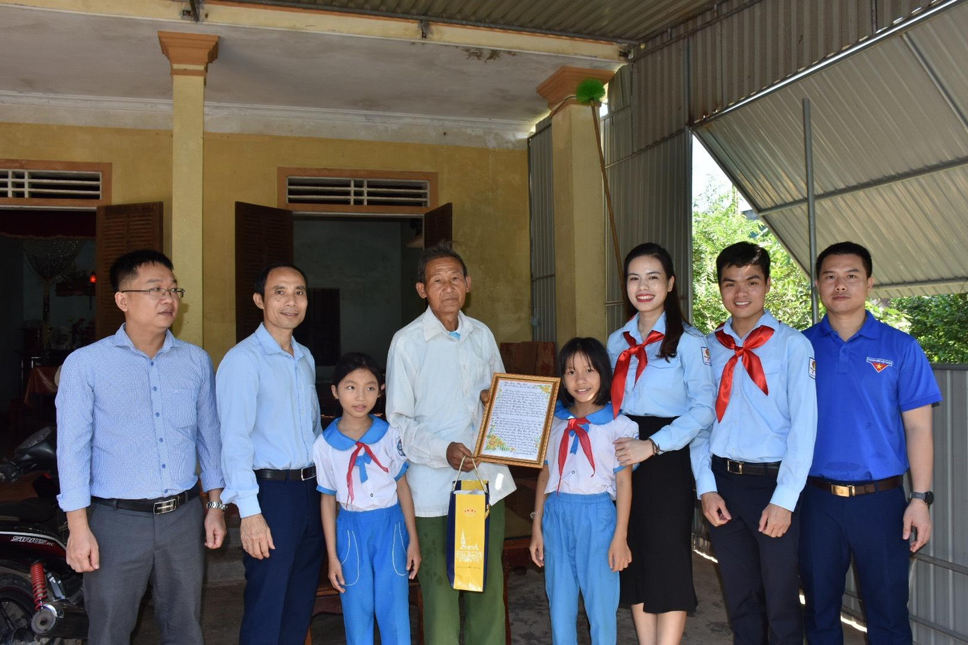 Hội đồng Đội tỉnh cũng đến trao quà cho ông Hà Huy An - người thân của cố Tổng Bí thư Hà Huy Tập.