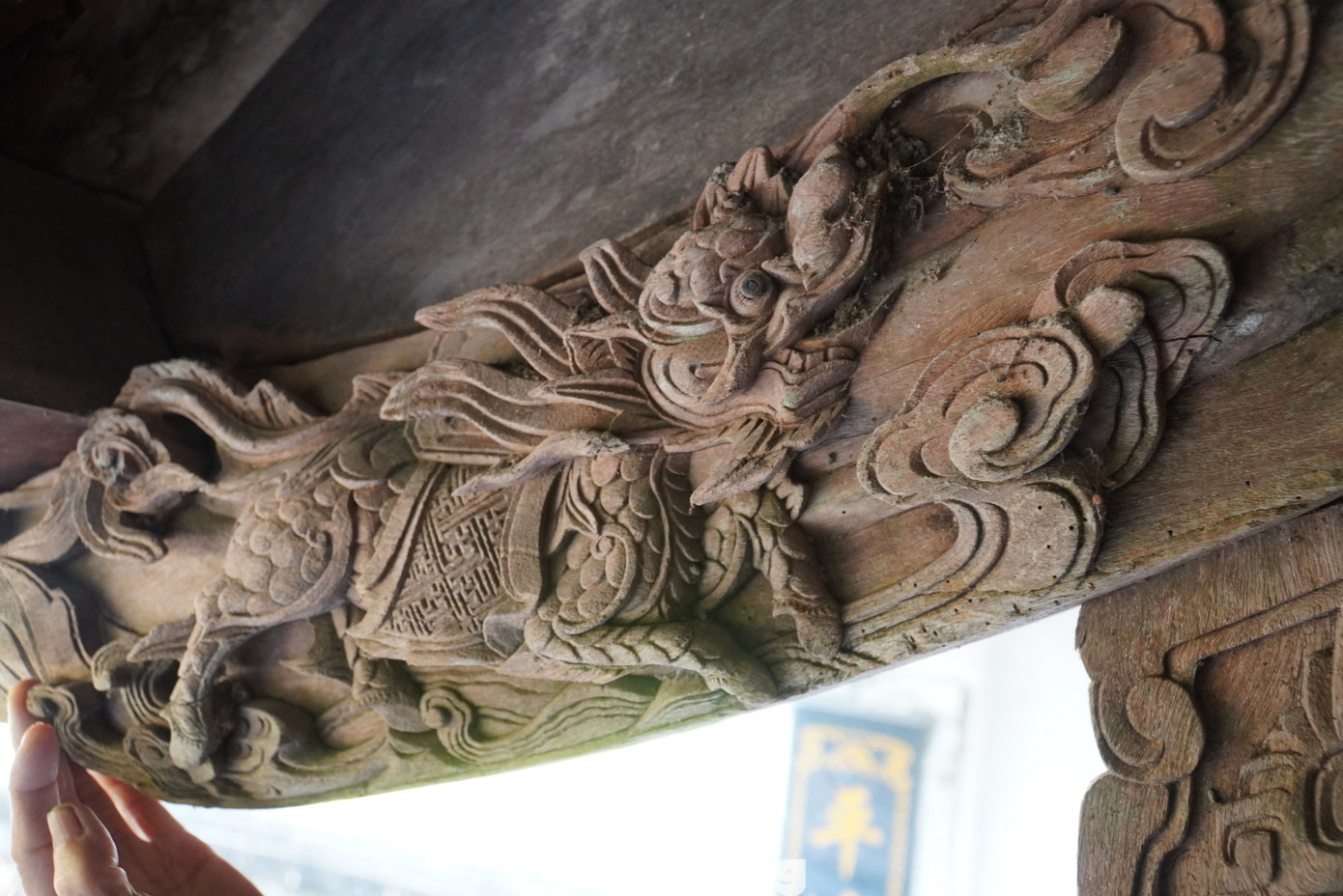 Các đường nét được nghệ nhân điêu khắc hoa văn hình rồng biểu tượng cho sự uy quyền, sức mạnh.