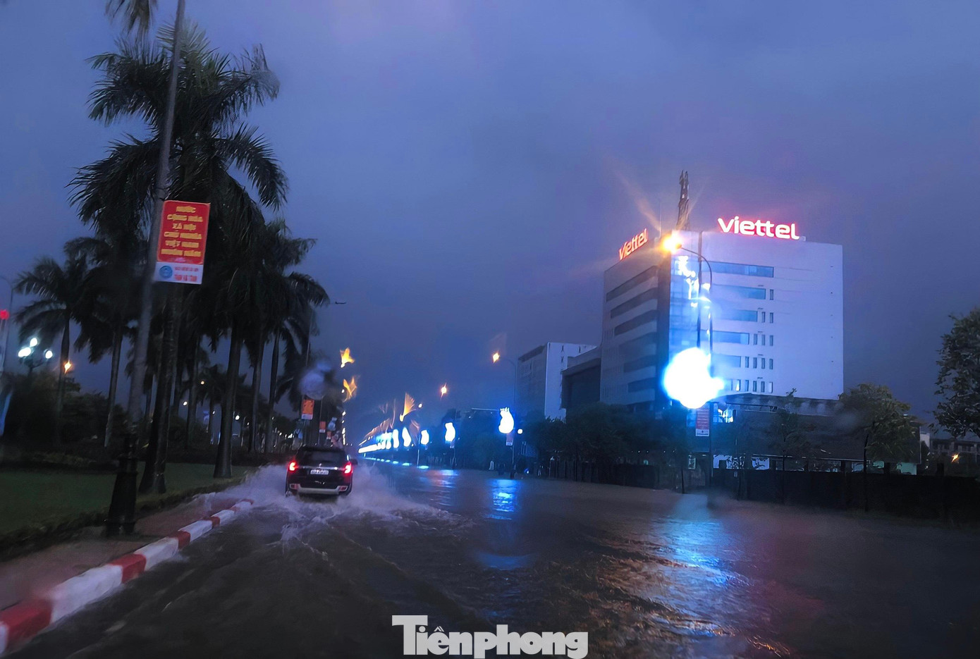 Tại tuyến đường Xô Viết Nghệ Tĩnh nước ngập băng đường, phương tiện không thể lưu thông. Một số địa điểm khu vực hành chính cạnh đường nước ngập tràn vào khu vực cổng, sân.. Tại tuyến đường Xô Viết Nghệ Tĩnh nước ngập băng đường, phương tiện không thể lưu thông. Một số địa điểm khu vực hành chính cạnh đường nước ngập tràn vào khu vực cổng, sân..