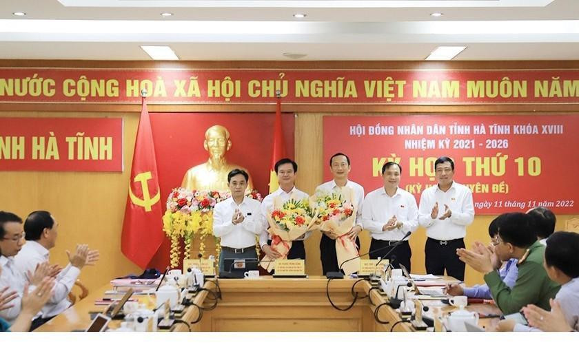 Lãnh đạo Tỉnh ủy, HĐND tỉnh Hà Tĩnh tặng hoa chúc mừng tân Phó Chủ tịch UBND tỉnh Hà Tĩnh Trần Báu Hà (thứ hai, từ trái qua)
