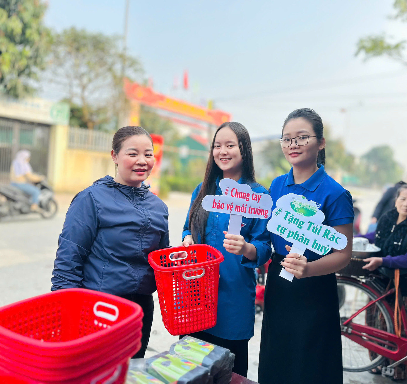 Mô hình thanh niên trao tặng túi đựng rác thải tự phân hủy.