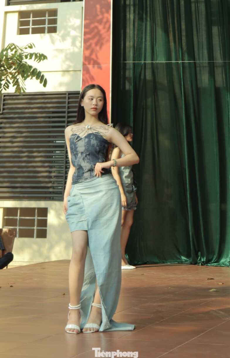 Được biết, đây là những sản phẩm dự thi chương trình "Thời trang và cuộc sống" với chủ đề sáng tạo từ vải jeans tái chế, do Đoàn trường THPT Nguyễn Trung Thiên tổ chức và khởi xướng.