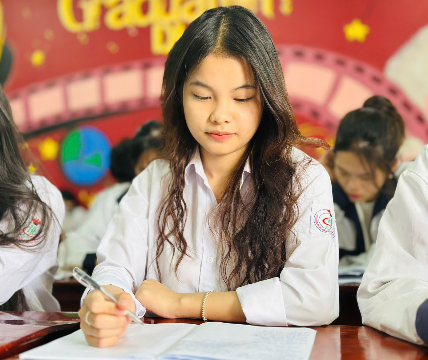 Với những thành tích trên, Hiền là 1 trong những gương điển hình, đạt danh hiệu Thanh niên tiên tiến làm theo lời Bác. Với những thành tích trên, Hiền là 1 trong những gương điển hình, đạt danh hiệu Thanh niên tiên tiến làm theo lời Bác.