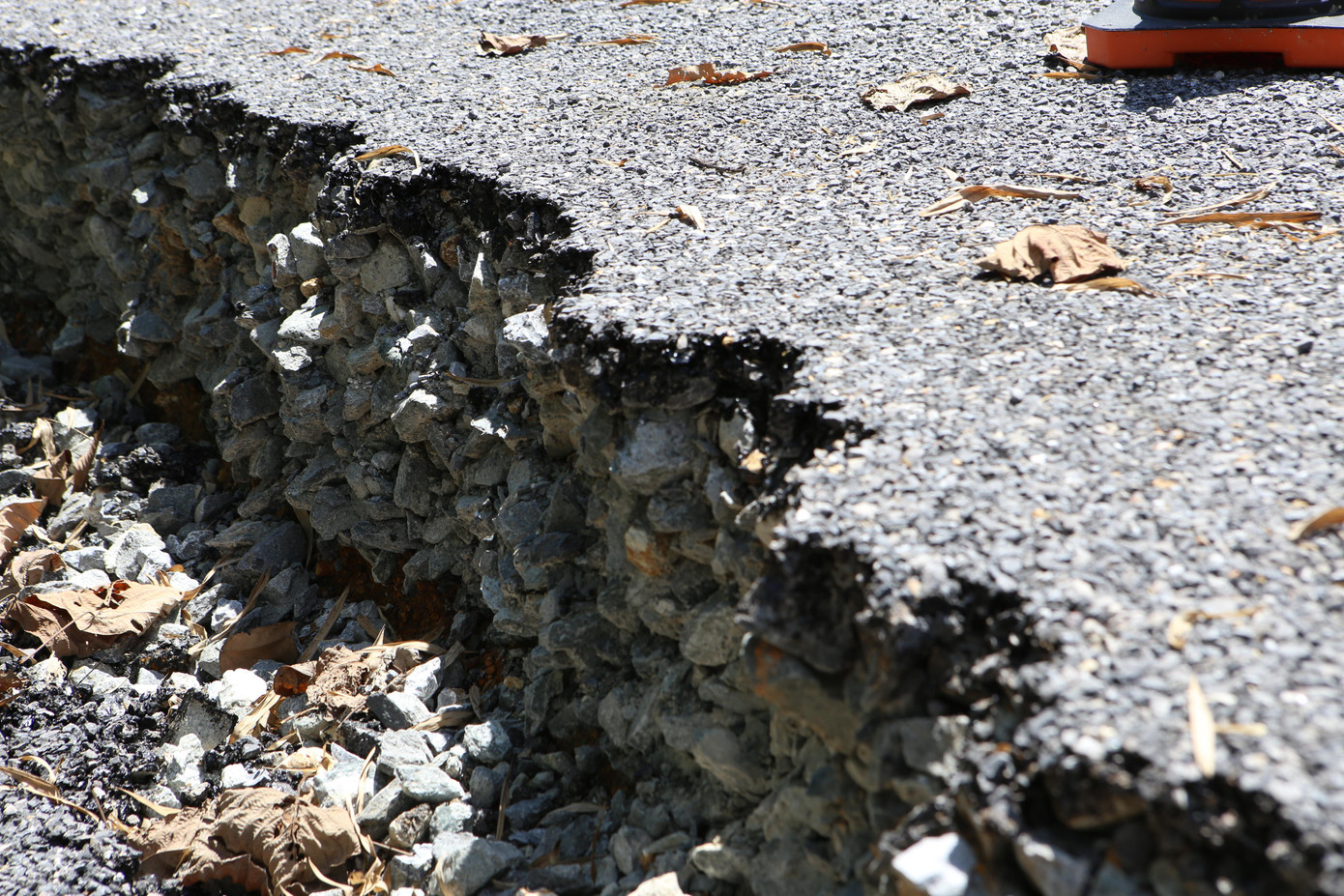Liên quan đến thực trạng này, đại diện Sở GTVT Hà Tĩnh cho hay, sau khi nhận được thông tin phản ánh, đơn vị đã trực tiếp xuống hiện trường kiểm tra. Nguyên nhân dẫn đến sự cố sụt lún, hư hỏng này là do mưa lũ làm ảnh hưởng, còn chất lượng công trình không vấn đề gì. “Đoạn đường đang triển khai xây dựng nhưng xảy ra hiện tượng nứt, sụt lún đơn vị thi công đã cho tu sửa lại. Do khu vực này là đoạn cống, nguy cơ sạt lở cao, trong thiết kế có bờ bao nhưng do chưa giải phóng mặt bằng được nên chưa thể xây dựng vì thế khi mưa lớn đã xảy ra sạt lở. Còn chất lượng công trình vẫn đảm bảo. Còn một số đoạn đã bàn giao đưa vào sử dụng có hiện tượng bong tróc, chúng tôi sẽ cho kiểm tra lại”, đại diện Sở GTVT Hà Tĩnh khẳng định.