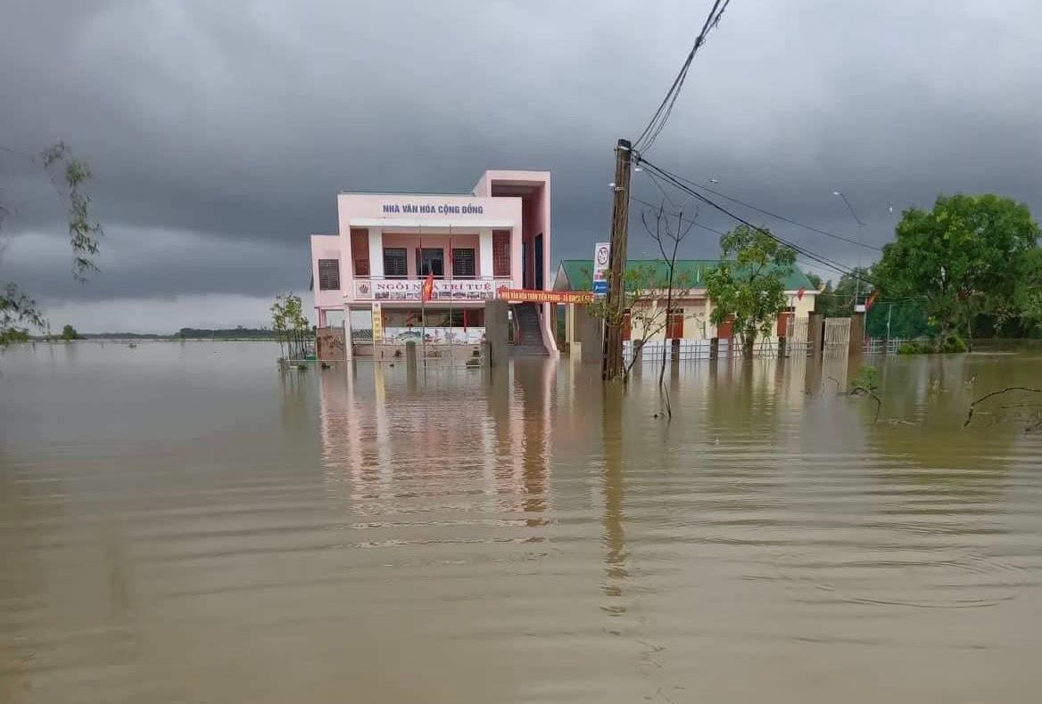 Tại thôn Tiền Phong, xã Quang Vĩnh đã bị ngập sâu, nhiều hộ dân bị cô lập. Tại thôn Tiền Phong, xã Quang Vĩnh đã bị ngập sâu, nhiều hộ dân bị cô lập.