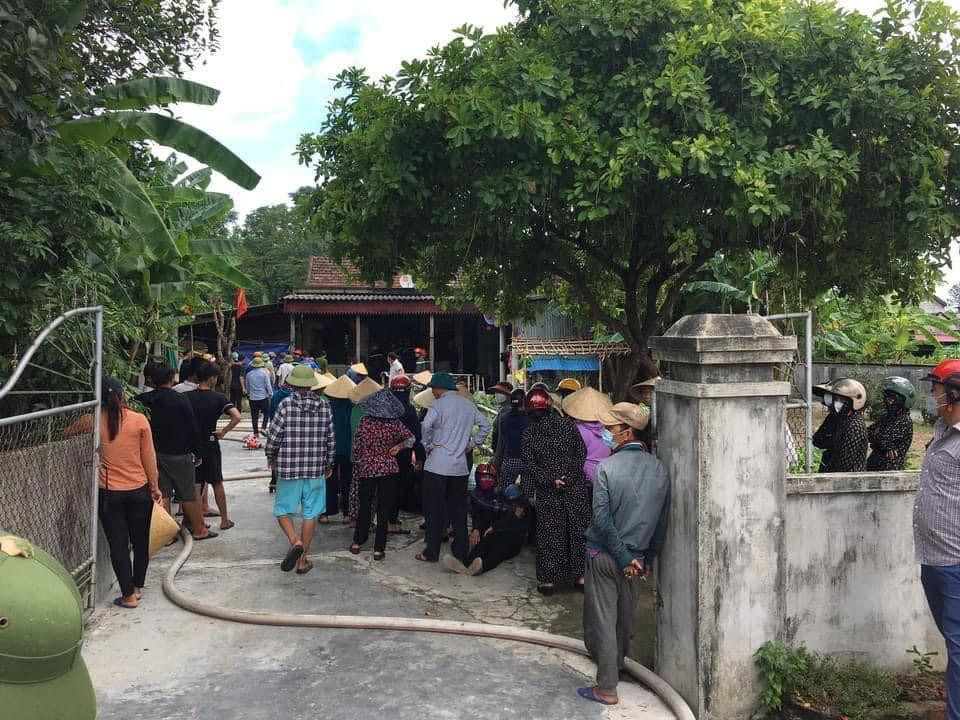 Người dân hỗ trợ khống chế đám cháy.