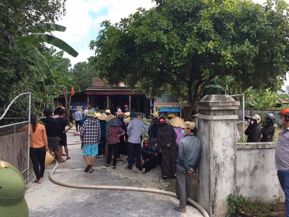 Người dân hỗ trợ khống chế đám cháy.