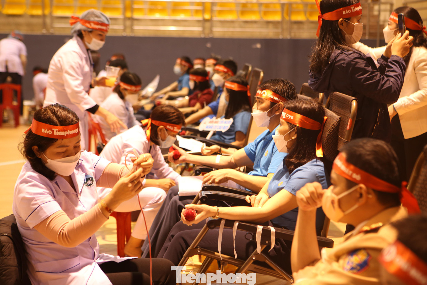 Nhiều người tham gia hiến máu cứu người.