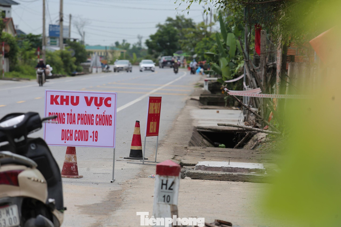 Một thôn tại Hà Tĩnh đang được phong tỏa để chống dịch.