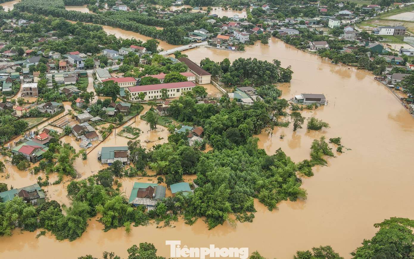 Từ tối 24/5 đến rạng sáng 25/5, từng cơn mưa xối xả như trút nước xuống khiến nhiều khu vực trên địa bàn Hà Tĩnh ngập sâu, giao thông chia cắt. Đây được đánh giá là trận lũ lịch sử chưa từng có, bởi lũ ở Hà Tĩnh chỉ xuất hiện từ tháng 7 đến tháng 10 Âm lịch.