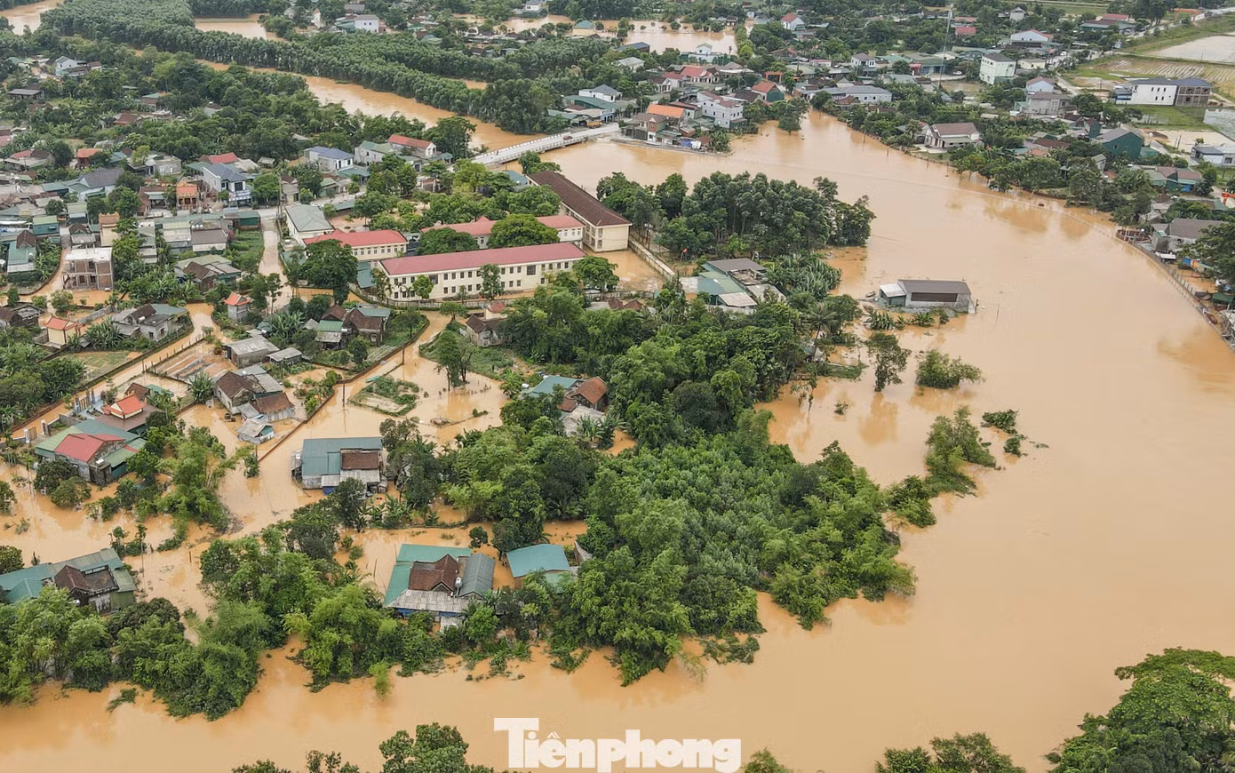 Từ tối 24/5 đến rạng sáng 25/5, từng cơn mưa xối xả như trút nước xuống khiến nhiều khu vực trên địa bàn Hà Tĩnh ngập sâu, giao thông chia cắt. Đây được đánh giá là trận lũ lịch sử chưa từng có, bởi lũ ở Hà Tĩnh chỉ xuất hiện từ tháng 7 đến tháng 10 Âm lịch.