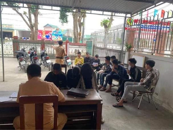 Triệu tập 14 đối tượng bốc đầu xe trên cầu Cửa Hội