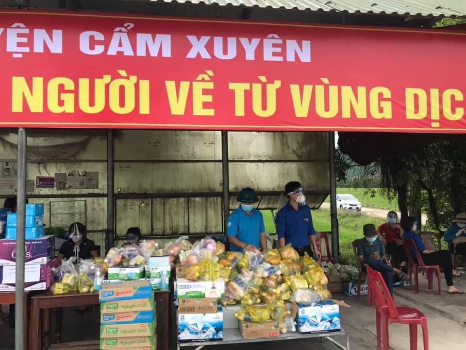 Ngày 1/8, huyện Cẩm Xuyên (Hà Tĩnh) thành lập điểm phát quà miễn phí tại quốc lộ 1A đoạn qua trạm thu phí Cầu Rác (xã Cẩm Trung) để hỗ trợ người dân đi xe máy từ miền Nam về quê.