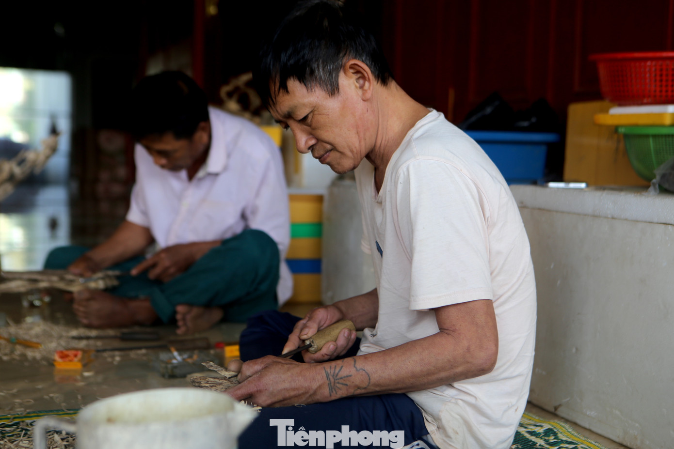 Tại cơ sở trầm hương Thiện Tâm ở xã Hương Giang (huyện Hương Khê, tỉnh Hà Tĩnh), thời điểm này có 3 nhân công túc trực để làm nghề đục, xoi trầm. Họ là những thợ có kinh nghiệm, trú tại tỉnh Quảng Bình.