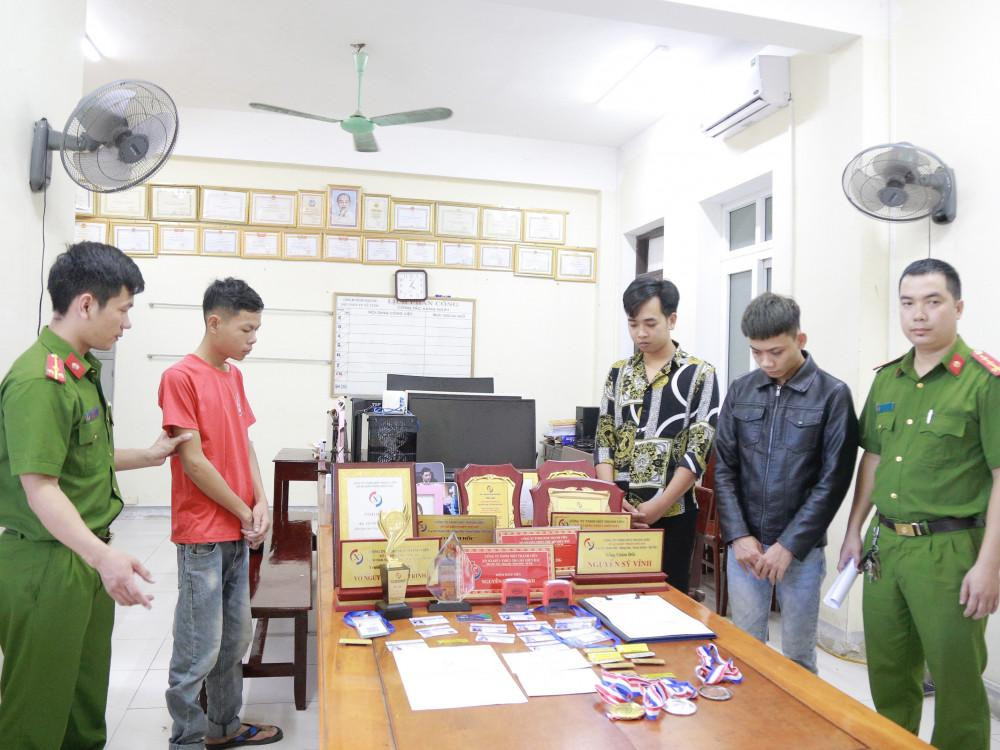 Trương Đặng Thành Trung, Đặng Văn Nghĩa và Lê Văn Sơn (từ trái qua phải) bị bắt giữ (Ảnh: Công an cung cấp). Trương Đặng Thành Trung, Đặng Văn Nghĩa và Lê Văn Sơn (từ trái qua phải) bị bắt giữ (Ảnh: Công an cung cấp).