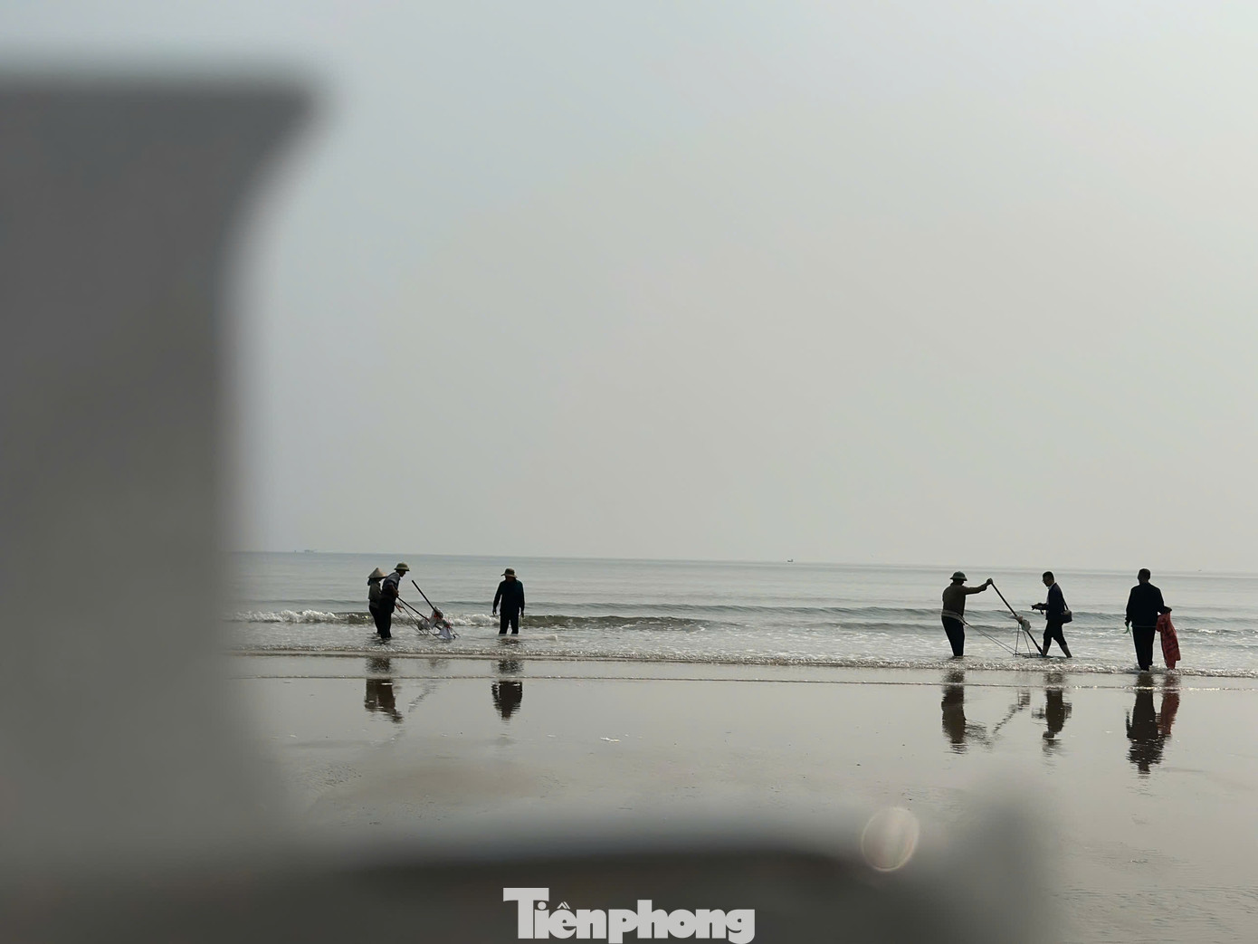 Tuy việc cào ốc ruốc mang lại thu nhập ổn định. Thế nhưng, người dân phải đối mặt với cái lạnh của nước biển và sự nguy hiểm luôn cận kề, bởi những cơn sóng dữ liên tục vỗ vào bờ. Tuy việc cào ốc ruốc mang lại thu nhập ổn định. Thế nhưng, người dân phải đối mặt với cái lạnh của nước biển và sự nguy hiểm luôn cận kề, bởi những cơn sóng dữ liên tục vỗ vào bờ.