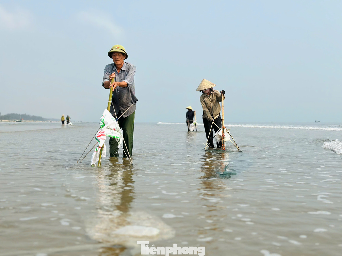Dù thời tiết khá nắng, sóng to và gió mạnh, nhưng người dân vẫn miệt mài đi lùi cào ốc. Dù thời tiết khá nắng, sóng to và gió mạnh, nhưng người dân vẫn miệt mài đi lùi cào ốc.